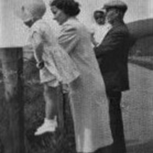 Elma Robertson, Older Girl Beside Parents And Sister During WWII